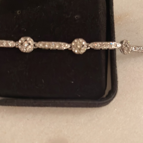 Faux diamond necklace that is stunning on. Looks real - Picture 3 of 8